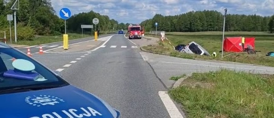 Tragiczny wypadek w Poniatowie (Mazowieckie). Samochód prowadzony przez 95-latka zderzył się z drugim autem. Mężczyzna zginął. Cztery osoby trafiły do szpitala.