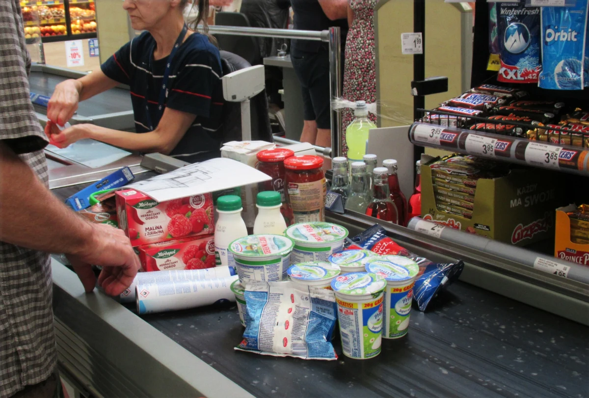 Płacisz w sklepie jednym ruchem telefonu? Nie jesteś sam! Płatności zbliżeniowe BLIKIEM przeżywają prawdziwy boom - już niemal co druga transakcja w punktach sprzedaży stacjonarnej realizowana jest właśnie w ten sposób. Ale polski system płatności mobilnych zrewolucjonizował codzienne zakupy nie tylko w kraju, ale coraz śmielej podbija zagraniczne rynki. W pierwszym kwartale 2025 roku użytkownicy BLIKA zrealizowali transakcje w aż 163 krajach na całym świecie.