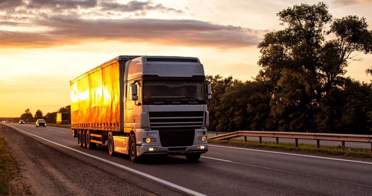 Ładowanie elektrycznej ciężarówki, praca czy przerwa? Zależy od kraju!