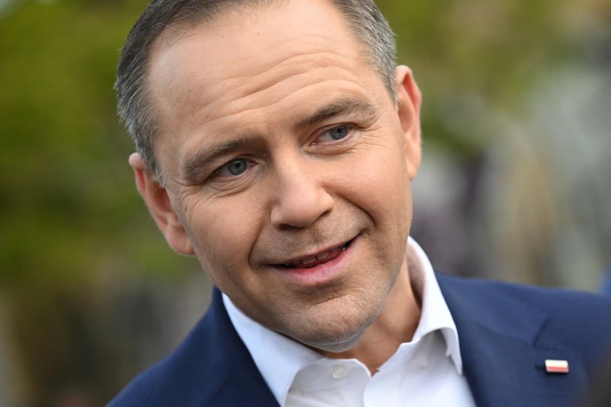 Karol Nawrocki – kandydat na prezydenta popierany przez PiS, zorganizował w poniedziałek otwarte spotkanie na Starym Rynku w Bydgoszczy. Polityk podkreślał konieczność zjednoczenia się prawicy w drugiej turze wyborów. Wskazywał, że tylko on może zapobiec monowładztwu, które byłoby skutkiem wygranej Rafała Trzaskowskiego. Nawrocki skrytykował także udzielenie poparcia swojemu konkurentowi przez Polskie Stronnictwo Ludowe.