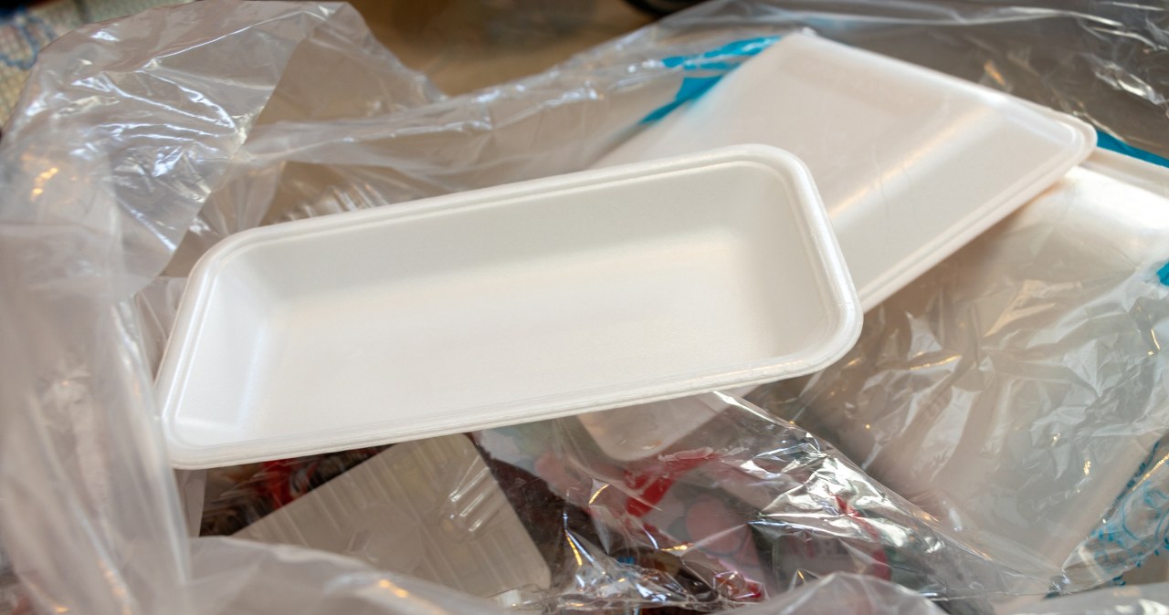 Gdzie wyrzucić opakowanie po mięsie? Polacy wciąż robią błąd