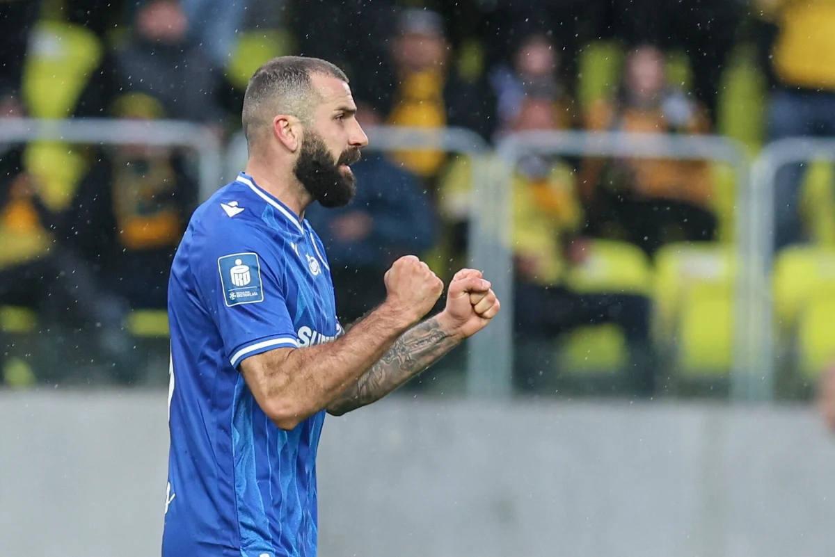 W sobotę ostatnia kolejka piłkarskiej Ekstraklasy, po której poznamy mistrza kraju. Najbliżej tytułu jest Lech Poznań, który ma na kolejkę przed końcem sezonu punkt przewagi nad Rakowem Częstochowa. Na koniec "Kolejorz" zagra u siebie z Piastem Gliwice. "Ten sezon pokazał, że nie ma dominatora i zdarzały się mecze, w których Lech zawodził. Zobaczymy też, czy wytrzyma tę presję" - podkreśla Tomasz Wieszczycki, były reprezentant Polski, a obecnie ekspert Canal+ Sport, z którym rozmawiał Cezary Dziwiszek z redakcji sportowej RMF FM.