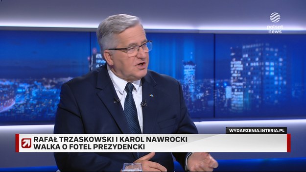 Rafał Trzaskowski wygrał pierwszą turę wyborów prezydenckich. Kandydat KO zdobył 31,36 proc. głosów i minimalnie wyprzedził popieranego przesz PiS Karola Nawrockiego, na którego zagłosowało 29,54 proc. wyborców. O tym kto zostanie prezydentem Polski zdecyduje zatem druga tura, która odbędzie się 1 czerwca. - Ten wynik nie stwarza komfortu przekonania, że druga tura jest bezpieczna. Zakładam, że zarówno pierwsza jak i druga tura będzie wygrana przez Trzaskowskiego, aczkolwiek niewielka różnicą głosów - ocenił Bronisław Komorowski w programie "Gość Wydarzeń". Były prezydent przyznał, że wyniki pierwszej tury wyborów, w której kandydaci obozu rządowego dostali 40 proc. a opozycji 60 proc. głosów, "to jest problem dla koalicji rządzącej". Zauważył również, że Rafał Trzaskowski w oczach wyborców jest kojarzony z konkretną siłą polityczną. - W związku z tym wszystkie błędy, słabości, grzechy rządu, czy koalicji rządzącej obciążają także i jego - stwierdził. Przypomniał, że sam odczuł to na własnej skórze w 2015 roku, kiedy notowania rządu PO były bardzo słabe. - Ale to było po ośmiu latach rządzenia. Rafał Trzaskowski ma o tyle lepszą sytuację, że chociaż notowania rządu nie są imponujące, to ten rząd funkcjonuje dopiero od 1,5 roku - dodał.