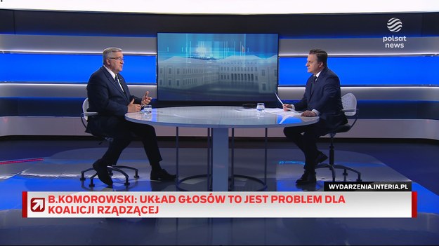 Były prezydent Bronisław Komorowski pytany, co doradziłby kandydatowi KO w kampanii pomiędzy pierwszą a drugą turą wyborów, odpowiedział, że Rafał Trzaskowski "powinien być sobą i nie próbować dokonywać gwałtownych zmian w swoich zachowaniach". - Kandydaci są jak wielkie pancerniki. Płyną przez oceany, strzelają do siebie, ale nie mogą sobie pozwolić na jakieś gwałtowne manewry, bo się wywrócą - podkreślił. - Druga rada jest taka, żeby w większym stopniu wykorzystywał możliwość wypowiadania się obok niego innych ludzi, np. mających lepsze skojarzenia u wyborców lewicowych, albo konserwatywnych – powiedział. - Sugerowałbym również uwzględnienie faktu, że w każdej grupie wyborców jest zawsze taka grupa tych, którzy chcą żeby w Polsce był spokój, żeby nie było ciągłej wojny i to może sprzyjać Rafałowi Trzaskowskiemu - stwierdził.