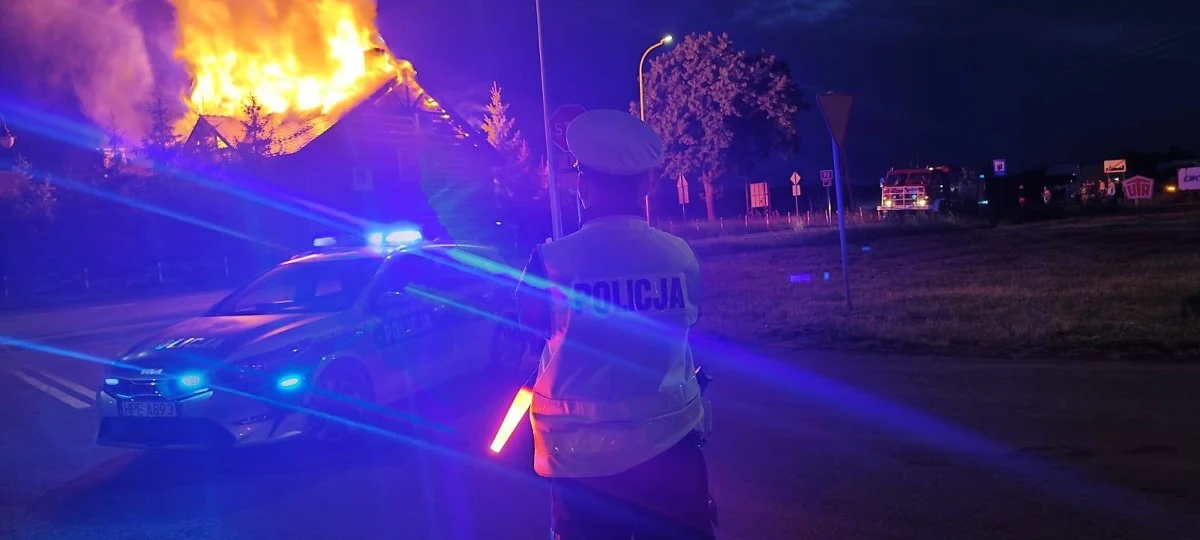 W restauracji w miejscowości Wilkowo (woj. lubuskie) wybuchł pożar. Na zdjęciach widać, jak ogień trawi dach budynku. Na miejscu pracuje straż pożarna.