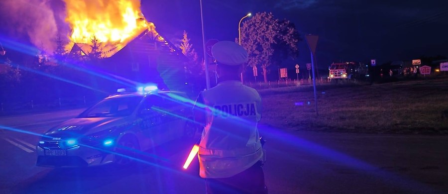 W restauracji w miejscowości Wilkowo (woj. lubuskie) wybuchł pożar. Na zdjęciach widać, jak ogień trawi dach budynku. Na miejscu pracuje straż pożarna.