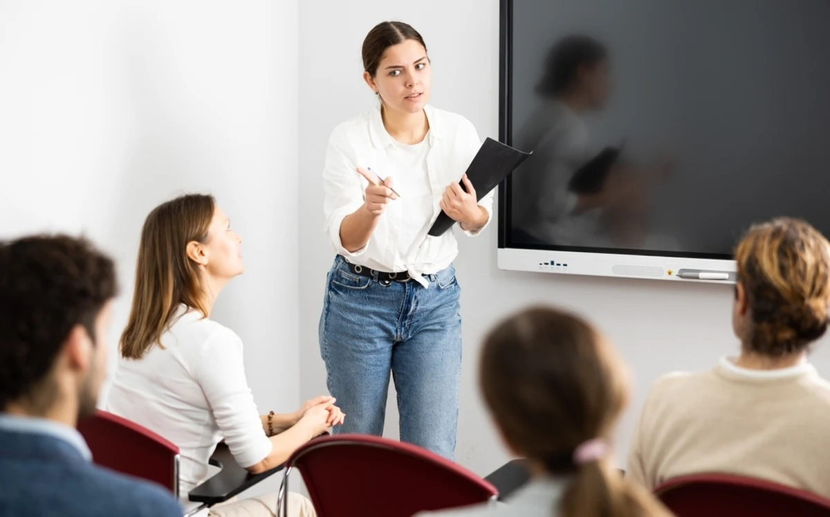 Rząd planuje przyznać nauczycielom pełny status funkcjonariusza publicznego. Związkowcy i samorządowcy podchodzą do propozycji z rezerwą, wskazując na potrzebę realnych zmian, a nie tylko formalnych zapisów.