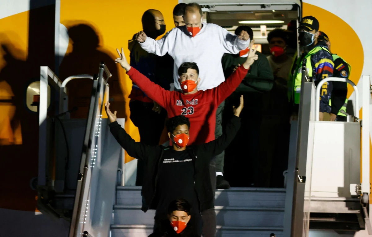 W poniedziałek ze Stanów Zjednoczonych odleciał pierwszy samolot z dobrowolnie deportowanymi migrantami. 64 osoby z Hondurasu i Kolumbii otrzymały po 1000 dolarów od administracji Donalda Trumpa w zamian za opuszczenie kraju.