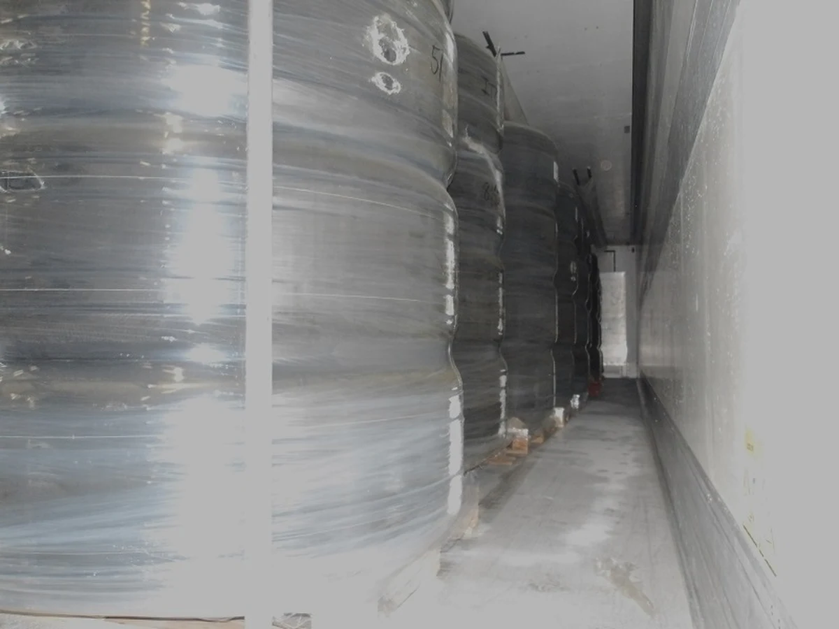 Funkcjonariusze Służby Celno-Skarbowej w Koroszczynie (woj. lubelskie) dokonali zaskakującego odkrycia podczas kontroli jednej z ciężarówek przekraczających granicę. Wewnątrz pojazdu, zamiast zadeklarowanych opon do ciężarówek i autobusów, znaleziono kilkadziesiąt opon przeznaczonych do samolotów cywilnych marki Boeing. Całkowita waga przemyconego towaru wyniosła aż pięć ton.