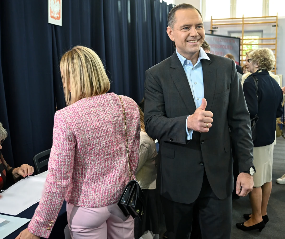 Kandydat PiS na prezydenta wypiera się bliższych relacji z gdańskim skinheadem Grzegorzem H., pseudonim Śledziu, jednak - jak wynika z informacji "Rzeczpospolitej" - miał za niego poręczyć w 2017 r., kiedy mężczyznę zatrzymała duńska policja. Pytanie o doniesienia gazety pojawiło się w dzisiejszej Rozmowie o 7:00 w RMF24. Gościem Piotra Salak był poseł PiS Andrzej Śliwka, członek sztabu Karola Nawrockiego. Jak mówił Śliwka, "Śledź" "jest bliższy środowisku PO". 