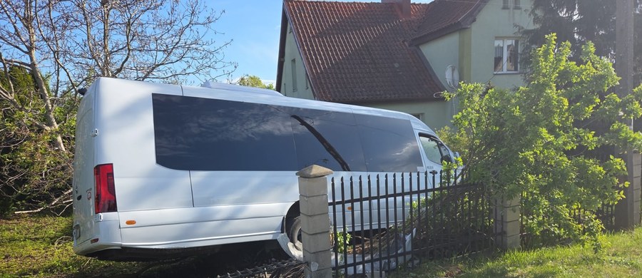Stan pięciorga dzieci poszkodowanych we wtorkowym wypadku szkolnego busa jest stabilny. Przechodzą badania diagnostyczne w szpitalu. Poszkodowana została też jedna osoba dorosła. Do wypadku doszło we wtorek rano w miejscowości Łęgajny w województwie warmińsko-mazurskim. Kierujący busem szkolnym 59-latek zjechał z drogi, potrącił idącą chodnikiem 26-latkę i wjechał w ogrodzenie. 