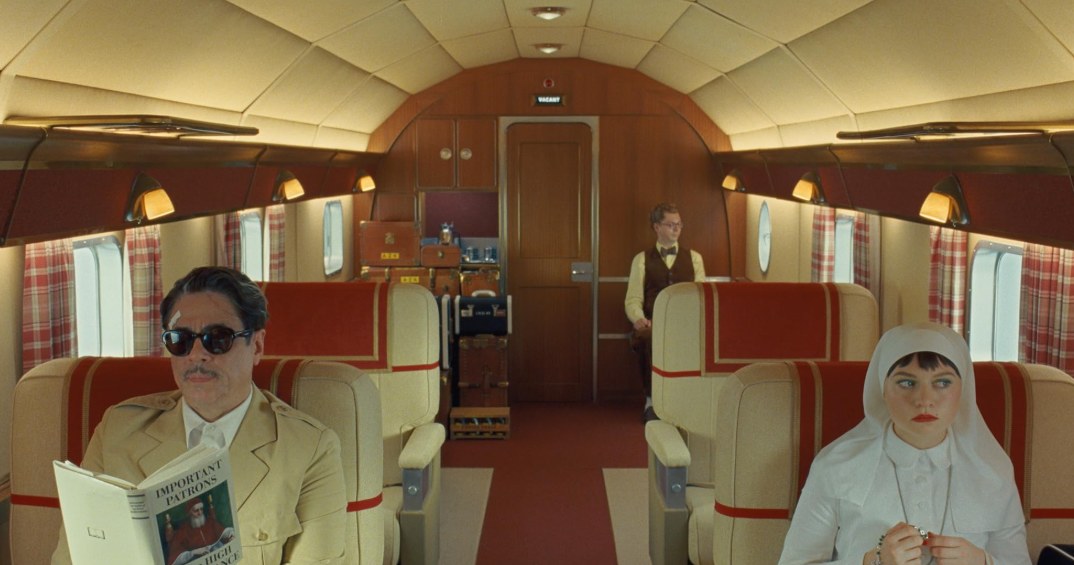 Déjà vu - to uczucie jakie od dobrych kilku lat towarzyszy mi przy oglądaniu filmów Wesa Andersona. I prawdę mówiąc, z każdym kolejnym seansem, staje się to coraz mniej przyjemne. Ale jak mogłoby być inaczej skoro już przed projekcją w dużej mierze wiadomo co i jak. I mówię to jako fan amerykańskiego reżysera, ale tego sprzed dekady. Przejrzałem przed momentem swoją canneńską recenzję jego "Asteroid City" (2023) i zmieniając dosłownie pięć, sześć zdań poświęconych fabule, mógłbym ją tutaj wkleić i wszystko dalej byłoby aktualne.
