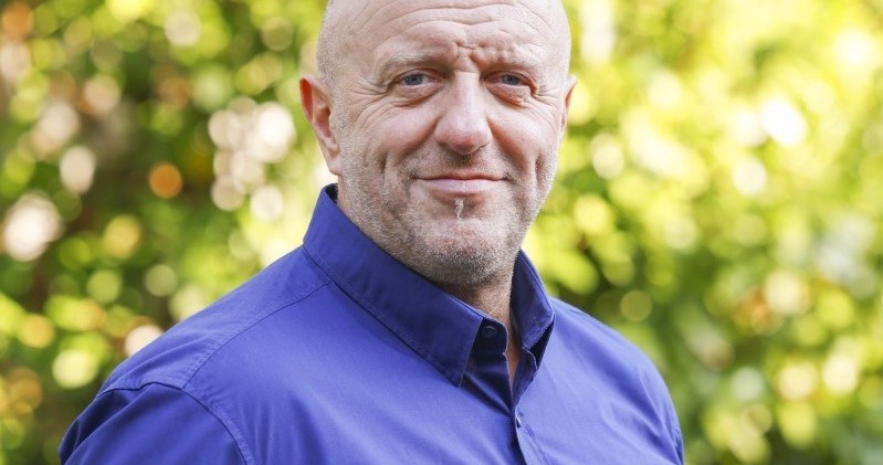 "Policjantki i policjanci" dały mu sławę. Uchyla rąbka prywatności