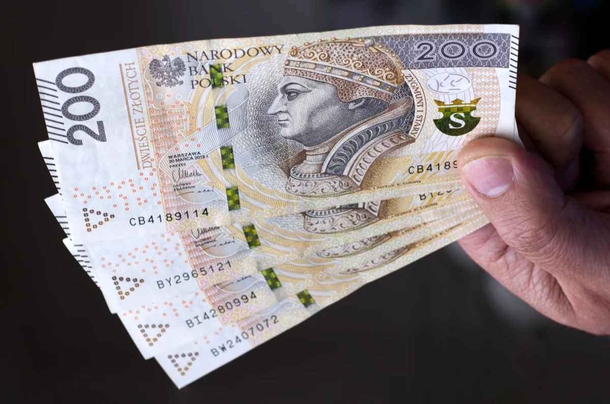 Niedziela, 1 czerwca - to nie tylko termin drugiej tury wyborów prezydenckich, ale także nowy okres świadczeniowy 800 plus. Będzie on trwał aż do 31 maja 2026 roku. Należy pamiętać, że 1 czerwca następują zmiany w programie 800 plus, które obejmą pewną część beneficjantów. W życie wchodzi pewien wymóg konieczny do tego, aby otrzymywać pieniądze na dziecko. Co bezwzględnie trzeba wiedzieć?