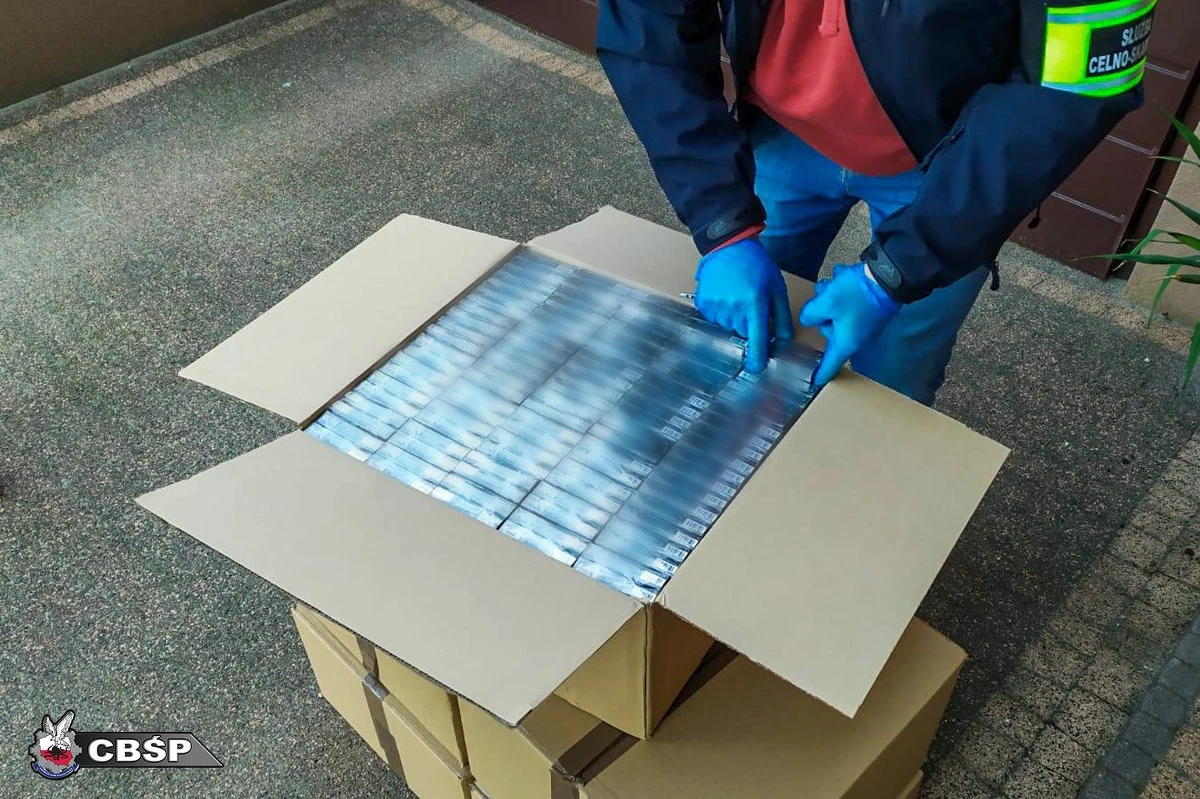 Rozbito zorganizowaną grupę przestępczą zajmującą się produkcją i dystrybucją nielegalnych papierosów. W wyniku akcji policji zatrzymano osiem osób i zabezpieczono ponad tonę tytoniu oraz setki tysięcy papierosów.