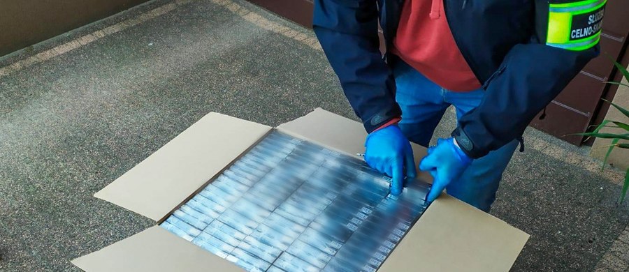 Rozbito zorganizowaną grupę przestępczą zajmującą się produkcją i dystrybucją nielegalnych papierosów. W wyniku akcji policji zatrzymano osiem osób i zabezpieczono ponad tonę tytoniu oraz setki tysięcy papierosów.