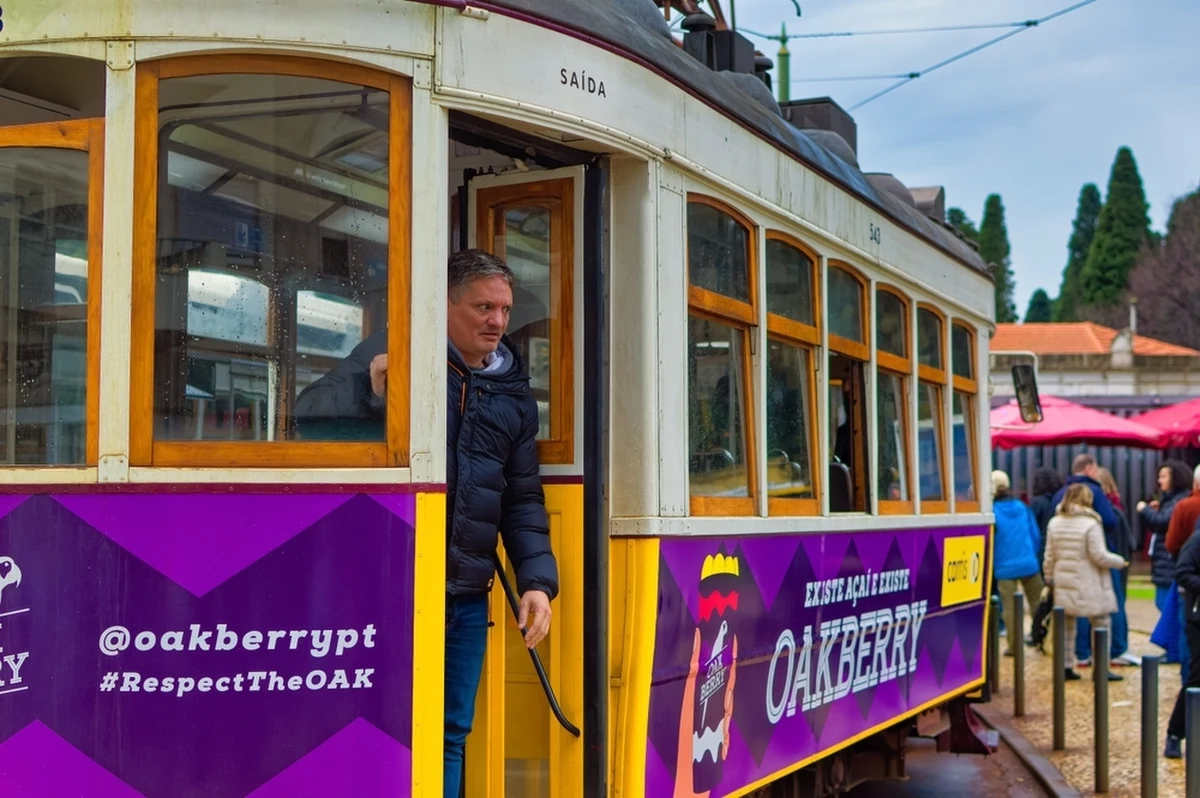 W Lizbonie policja wzięła na celownik kieszonkowców, stosując nietypową, ale skuteczną metodę. Funkcjonariusze, udając turystów, zatrzymali w ubiegłym roku aż 149 złodziei. Wśród zatrzymanych znalazł się także 62-letni mężczyzna, legendarny kieszonkowiec o pseudonimie "Król tramwajów". Był przywódcą tzw. gangu emerytów, w skład którego wchodzili inni przestępcy o zadziwiających aliasach.