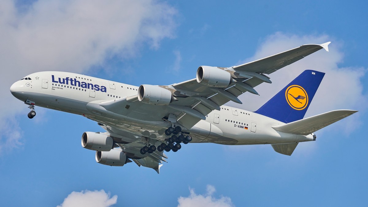 Przez 10 minut nie było nikogo za sterami samolotu Lufthansa, który rok temu leciał z Frankfurtu do Sewilli. Według nowego raportu hiszpańskiego organu ds. badania wypadków lotniczych CIAIAC, doszło do tego, gdy kapitan wyszedł do toalety, a drugi pilot, będąc sam w kokpicie, nagle zasłabł.