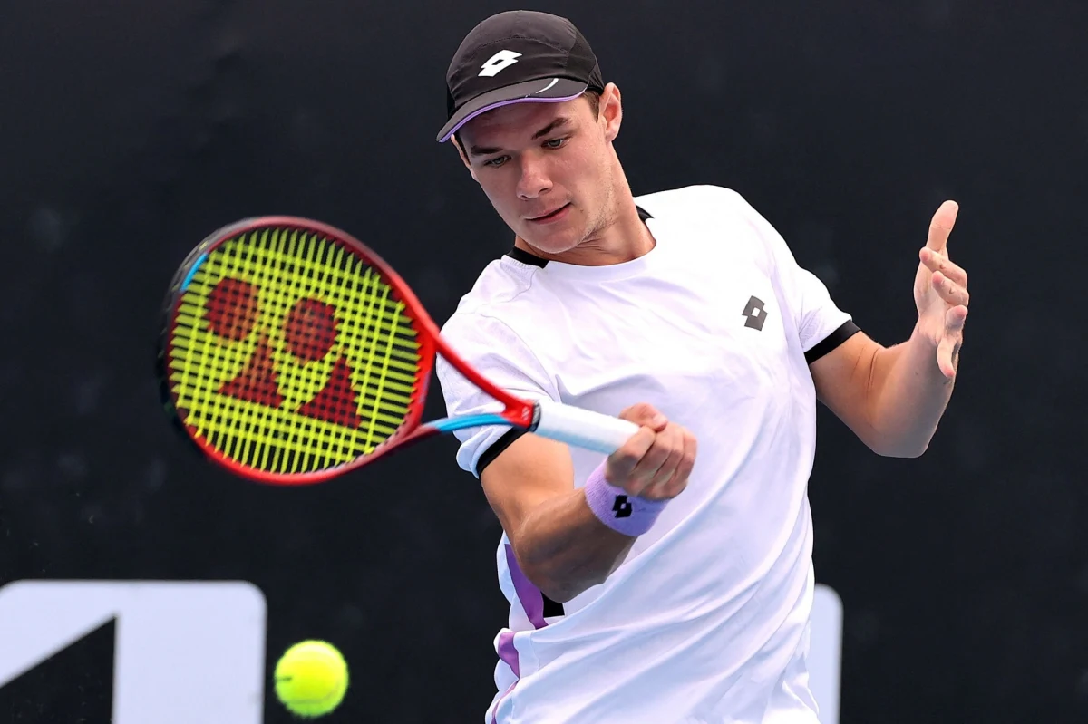 W Paryżu trwają już kwalifikacje do wielkoszlemowego Roland Garros. Nie musi się nimi przejmować Kamil Majchrzak - Polak ma zapewnione miejsce w głównej drabince turnieju i właśnie dziś melduje się we francuskiej stolicy. Tenisista zmienił swoje plany przygotowań, licząc, że tym razem występ na paryskich kortach okaże się przełomowy.