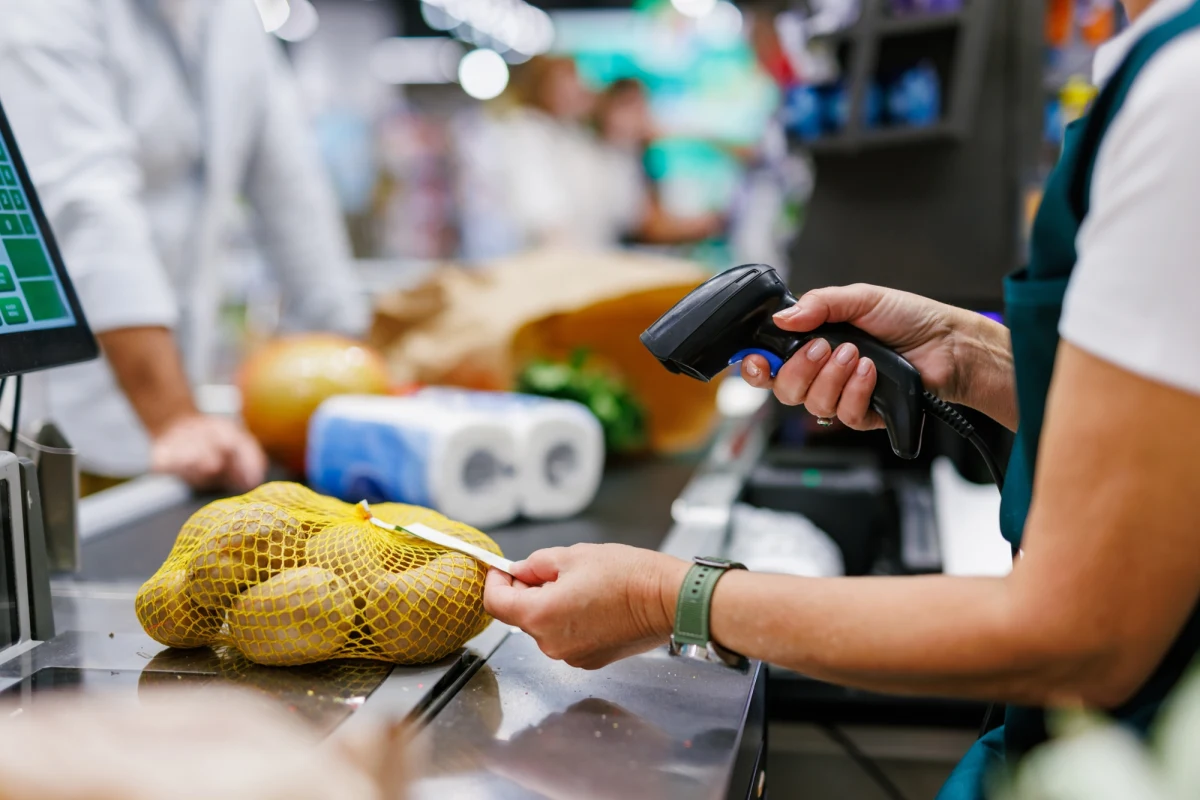 Sektor handlu detalicznego stoi przed poważnym wyzwaniem - brakiem chętnych do pracy na stanowiskach kasjera i sprzedawcy. Jak podaje "Puls Biznesu", rekrutacja na te pozycje sprawia trudności większości firm działających w tej branży. Czym spowodowany jest ten deficyt i jakie rozwiązania mogą pomóc w przyciągnięciu nowych pracowników?