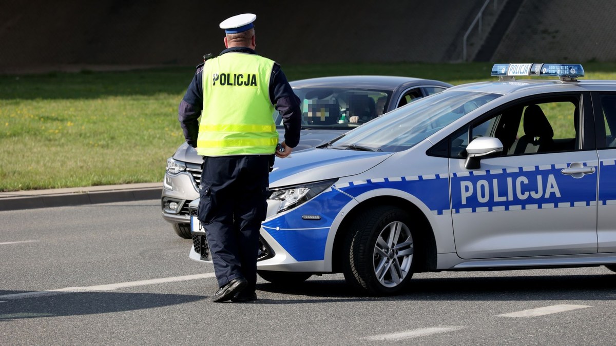 Policjanci zatrzymali kompletnie pijanego instruktora prawa jazdy, który jeździł z kursantem w Sieradzu w województwie łódzkim. 55-latek miał 3,7 promila alkoholu w wydychanym powietrzu.