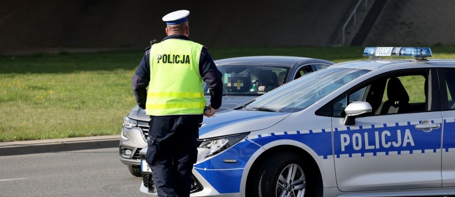 Policjanci zatrzymali kompletnie pijanego instruktora prawa jazdy, który jeździł z kursantem w Sieradzu w województwie łódzkim. 55-latek miał 3,7 promila alkoholu w wydychanym powietrzu.