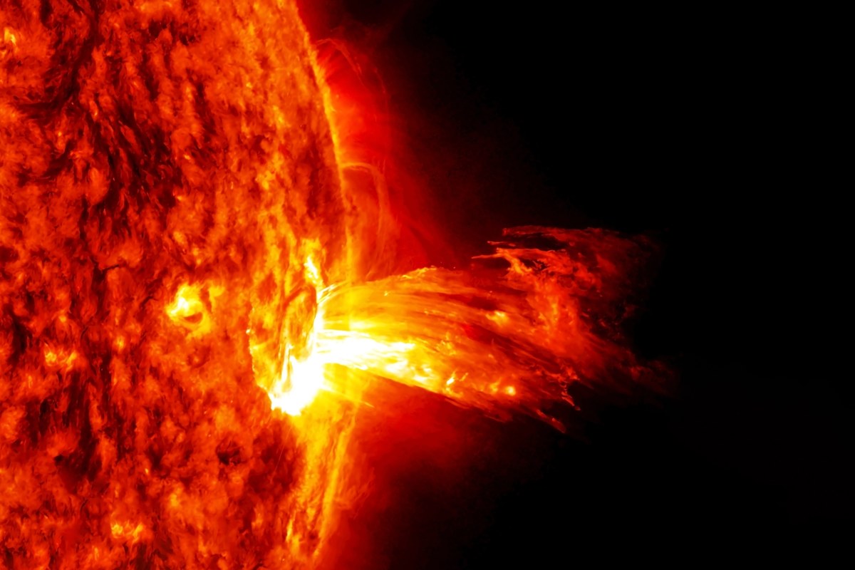 Astronomowie ostrzegają przed nadchodzącymi burzami słonecznymi i innymi ekstremalnymi zjawiskami pogodowymi w kosmosie. Wszystko to za sprawą aktywnego obszaru Słońca, który wkrótce znajdzie się w bezpośrednim zasięgu naszej planety. Może to spowodować spektakularne zorze polarne, a także okazjonalne przerwy w dostawie prądu.