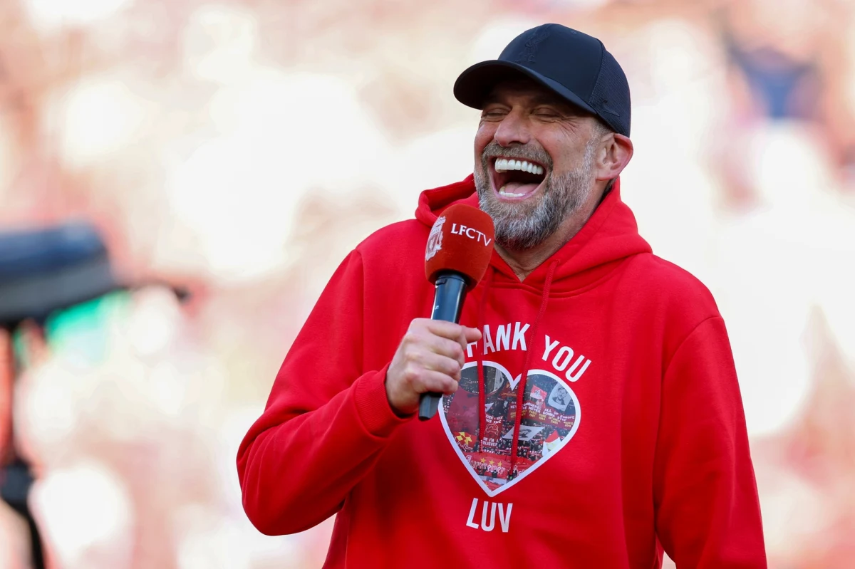 W niedzielny wieczór, tuż po emocjonującym meczu, w którym piłkarze Romy pokonali Milan 3:1, świat futbolu obiegła sensacyjna wiadomość. Juergen Klopp, niemiecki szkoleniowiec z bogatym doświadczeniem na europejskich boiskach, od przyszłego sezonu będzie prowadził drużynę z Wiecznego Miasta. Informację tę przekazał włoski dziennik "La Stampa", wywołując falę komentarzy i spekulacji na temat przyszłości klubu. Doniesieniom zaprzeczył agent niemieckiego szkoleniowca. "To nieprawda" - oświadczył Marc Kosicke.