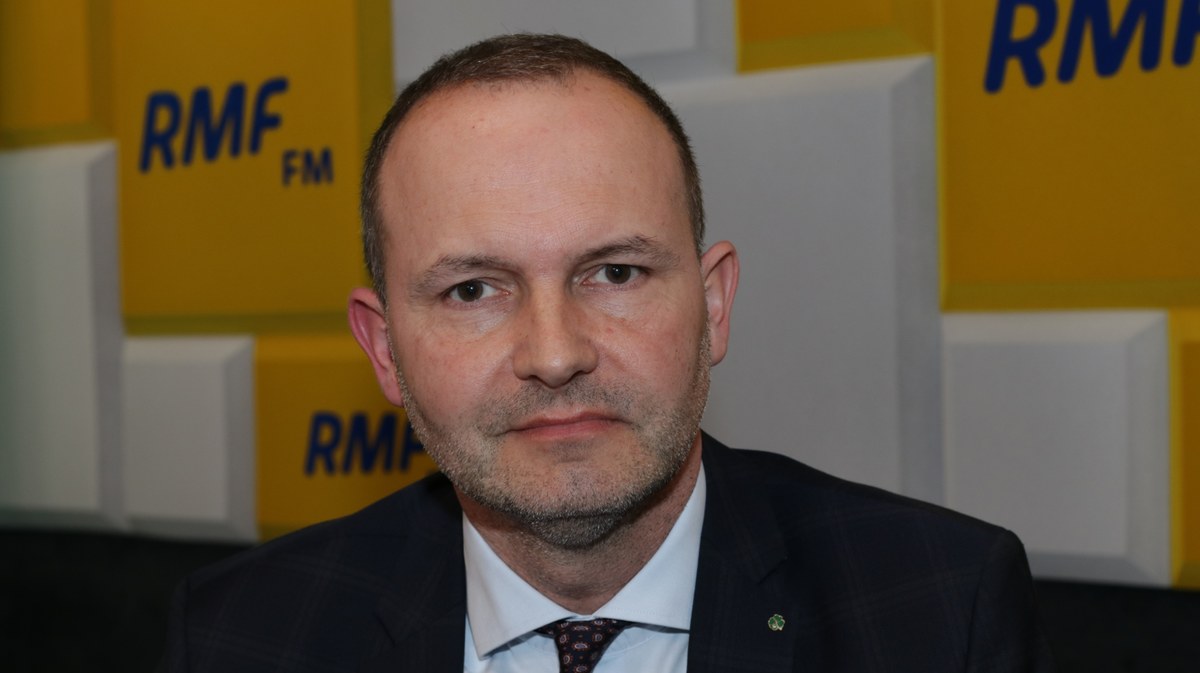 "Renegocjacja umowy koalicyjnej jest konieczna. Pewne postulaty, które wpisaliśmy do umowy, nie są realizowane" - powiedział w Rozmowie o 7:00 w Radiu RMF24 Krzysztof Hetman, europoseł PSL i wiceprezes tej partii. "Trzeba zadać sobie pytanie, czy mocne zaangażowanie premiera Donalda Tuska w większym stopniu zmobilizuje elektorat koalicji 15 października, czy nastąpi mobilizacja po drugiej stronie" - dodał wiceprezes PSL, zapytany o mocniejsze zaangażowanie premiera Donalda Tuska w kampanię wyborczą Rafała Trzaskowskiego.