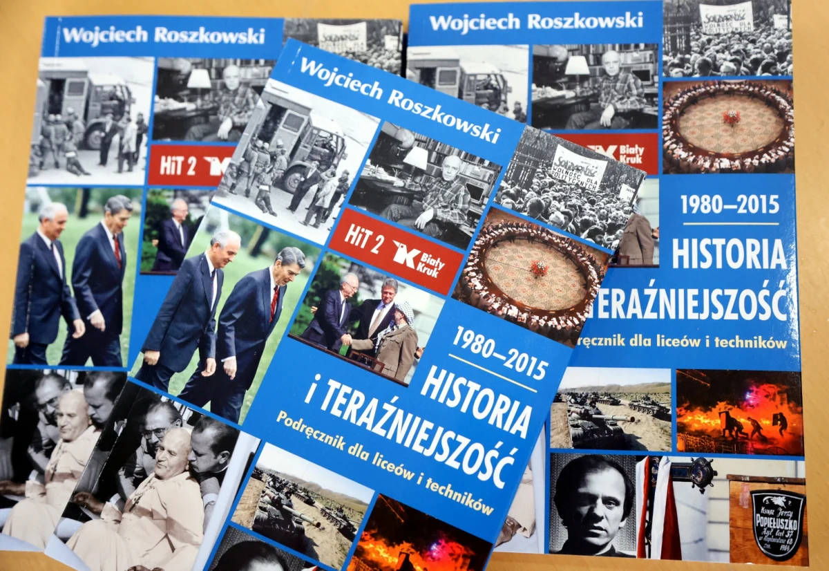 Krakowski Sąd Okręgowy wyznaczył datę zakończenia procesu dotyczącego podręcznika "Historia i teraźniejszość", autorstwa prof. Wojciecha Roszkowskiego. Rodzice dziecka poczętego za pomącą in vitro, zarzucają autorowi książki stygmatyzowanie dzieci poczętych tą metodą. Ostateczne rozstrzygnięcie ma zapaść 19 grudnia.