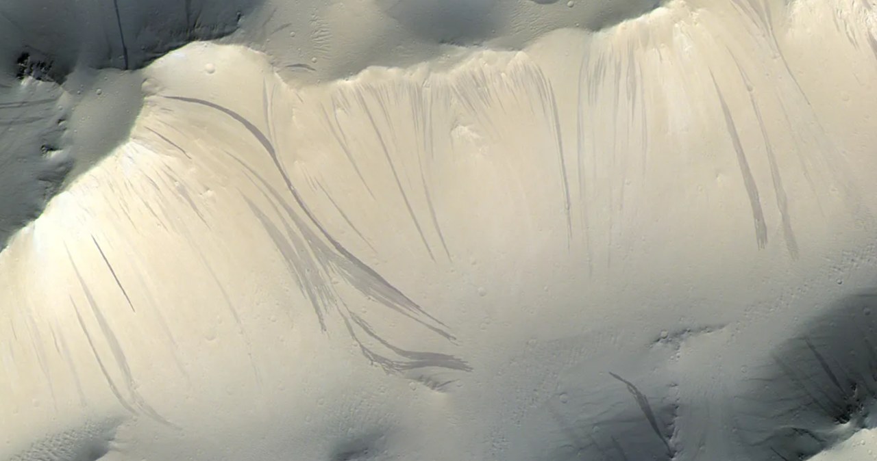 Pół miliona smug i żadnego śladu wody. Przełomowe odkrycie z Marsa