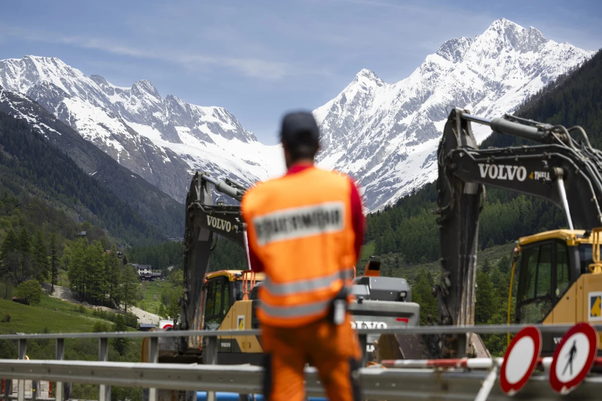 Pilna ewakuacja całej alpejskiej wioski. 300 mieszkańców Blatten miało 90 minut na zebranie najważniejszych rzeczy i opuszczenie swoich domów. Powodem jest góra Bietschhorn, której zbocze się osuwa. Specjaliści ostrzegają, że zagrożenie jest realne i na wioskę może spaść nawet 5 mln metrów sześciennych skał.   