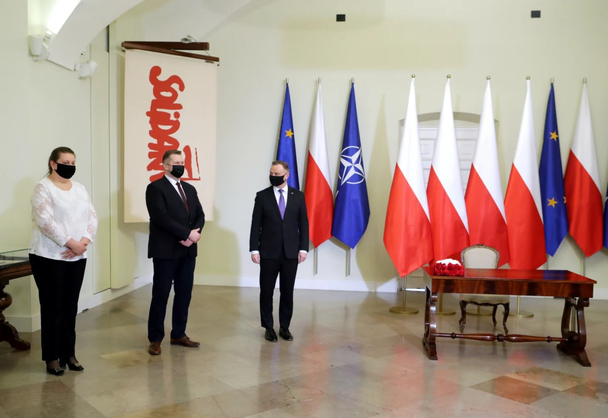 Rząd zdecydował dzisiaj o likwidacji Akademii Kopernikańskiej i Szkoły Głównej Mikołaja Kopernika. Te uczelnie utworzył rząd Mateusza Morawieckiego w 2022 roku. Główne zarzuty ze strony Ministerstwa Nauki i Szkolnictwa Wyższego, które przygotowało projekt ustawy o likwidacji, dotyczyły nieefektywności tych instytucji, braku rzeczywistego dorobku naukowego, upolitycznienia i niejasnej struktury. "Decyzja o likwidacji to krok w stronę przejrzystości, racjonalności i odpowiedzialności w zarządzaniu nauką" - napisał po posiedzeniu rządu w mediach społecznościowych minister nauki Marcin Kulasek. Przemysław Czarnek liczył, że uczelnie obroni prezydent Andrzej Duda. 