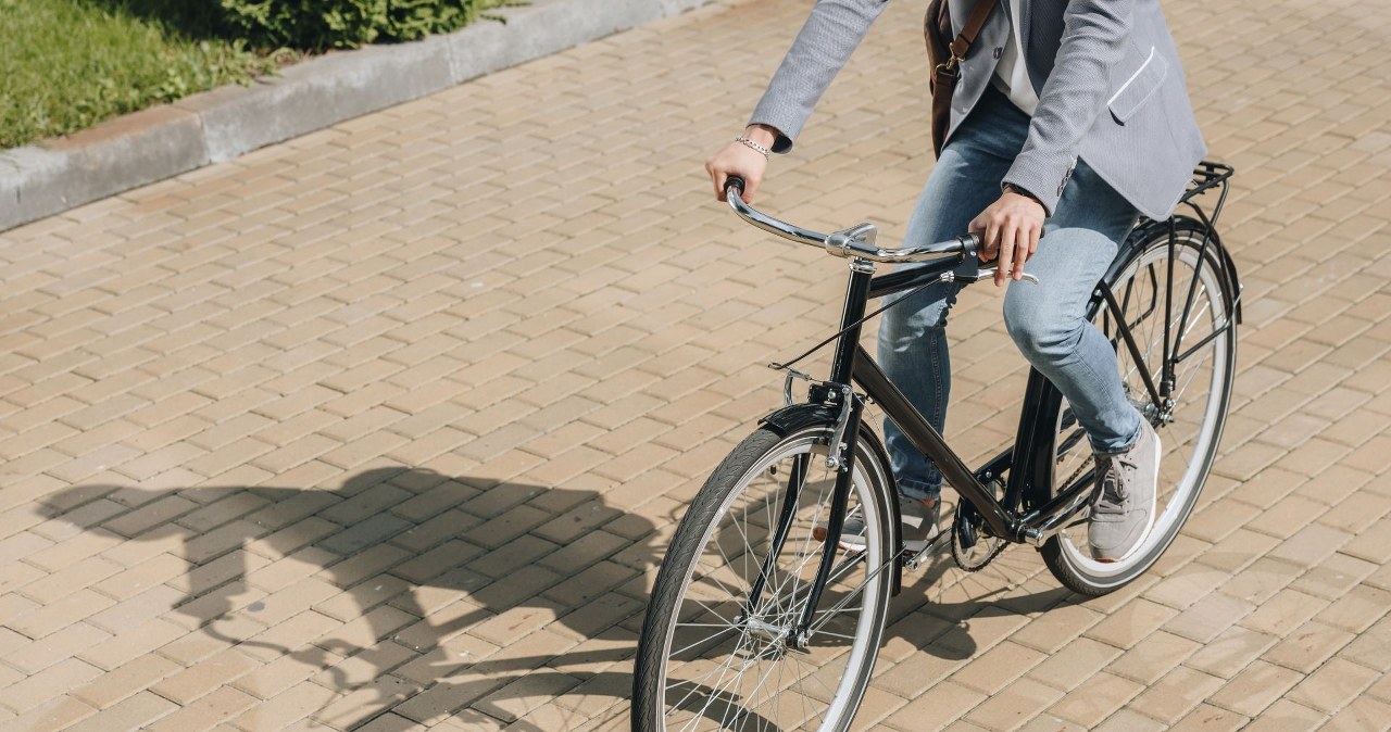 Czy można jeździć rowerem po chodniku? Przepisy jasno to określają