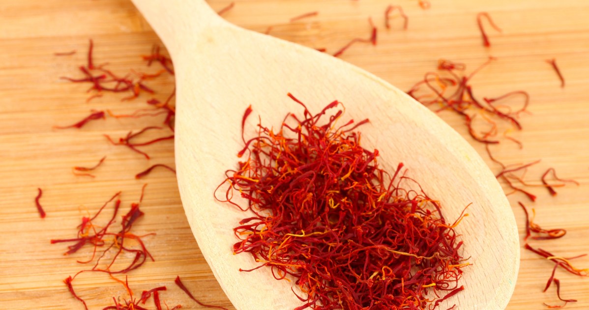 Rano do szklanki wody dodaj kilka nitek. Pobudzisz jelita, obniżysz cholesterol