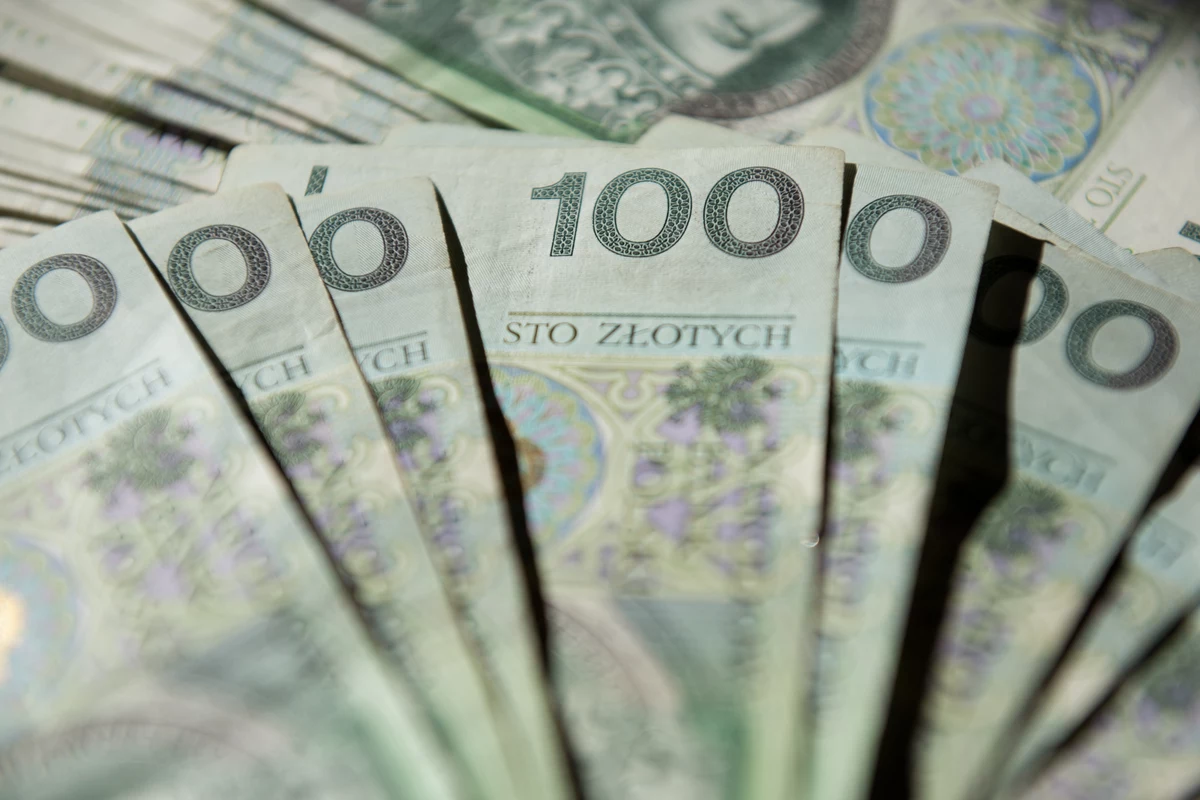 Sześciu na dziesięciu badanych deklaruje gotowość do ujawnienia wynagrodzenia i poznania pensji innych osób na podobnych stanowiskach. Jest jednak sporo obaw z tym związanych. "Pracownicy, którzy dowiedzą się, ile zarabiają ich koledzy i koleżanki, mogą natychmiast domagać się podwyżek" - komentuje Monika Banyś z firmy Personel Serwis. "Pojawiają się również pytania o to, czy atmosfera w zespole pozostanie taka sama" - dodaje.