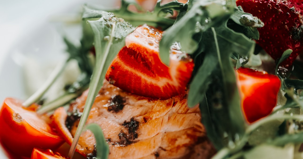 Karol Okrasa połączył truskawki z "dziwnym" składnikiem. Kontrowersyjnie?