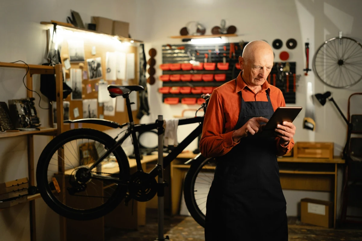 Od czerwca 2025 roku zatrudnienie osoby po 50. roku życia może oznaczać dla pracodawcy nawet 2 333 zł miesięcznie ekstra. Kto zyska na nowych przepisach? Sprawdź szczegóły.