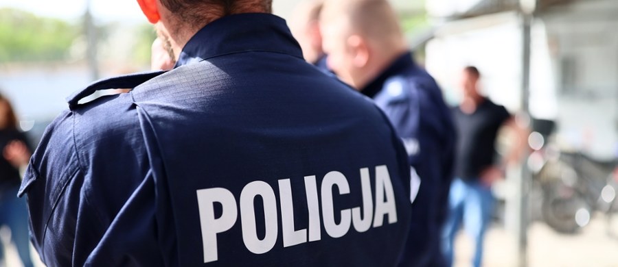 We wtorek rano na terenie Uniwersytetu im. Adama Mickiewicza w Poznaniu pojawił się młody mężczyzna z widocznymi obrażeniami głowy. Jak dowiedział się reporter RMF FM Beniamin Kubiak-Piłat, był pobudzony, nielogiczny i ostatecznie trafił do szpitala. Policja sprawdza, czy wcześniej uporczywie nękał jedną ze studentek.