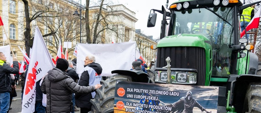 Premier Donald Tusk ogłosił w Sejmie, że w czerwcu przestanie obowiązywać unijny mechanizm ATM, zezwalający na bezcłowy import towarów z Ukrainy. „Wracamy do sytuacji sprzed wojny, jeśli chodzi regulacje na granicy” – stwierdził premier. 