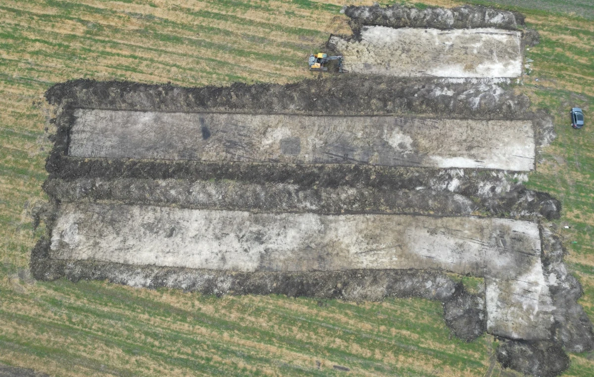 Budowa ekspresówki S17 przyniosła zaskakujące skutki. Archeolodzy natrafili na ślady średniowiecznej osady, które mogą być najstarszym znanym miejscem osadnictwa w okolicach Zamościa. Odkrycie zmienia spojrzenie na historię regionu i pokazuje, jak ważne są badania poprzedzające inwestycje drogowe.