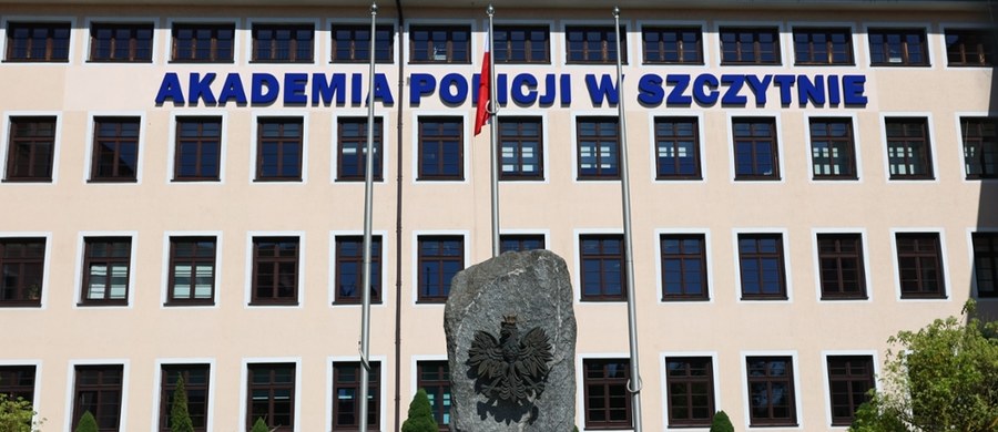 Ognisko norowirusa w Akademii Policji w Szczytnie zostało opanowane, jednak placówka zmaga się teraz z nowym zagrożeniem. Podczas rutynowych badań wykryto bakterię ropy błękitnej w wodzie basenowej, co zmusiło do czasowego zamknięcia basenu. Wcześniej blisko 100 osób zachorowało na grypę żołądkową, wywołaną prawdopodobnie przez jednego z zakażonych studentów.