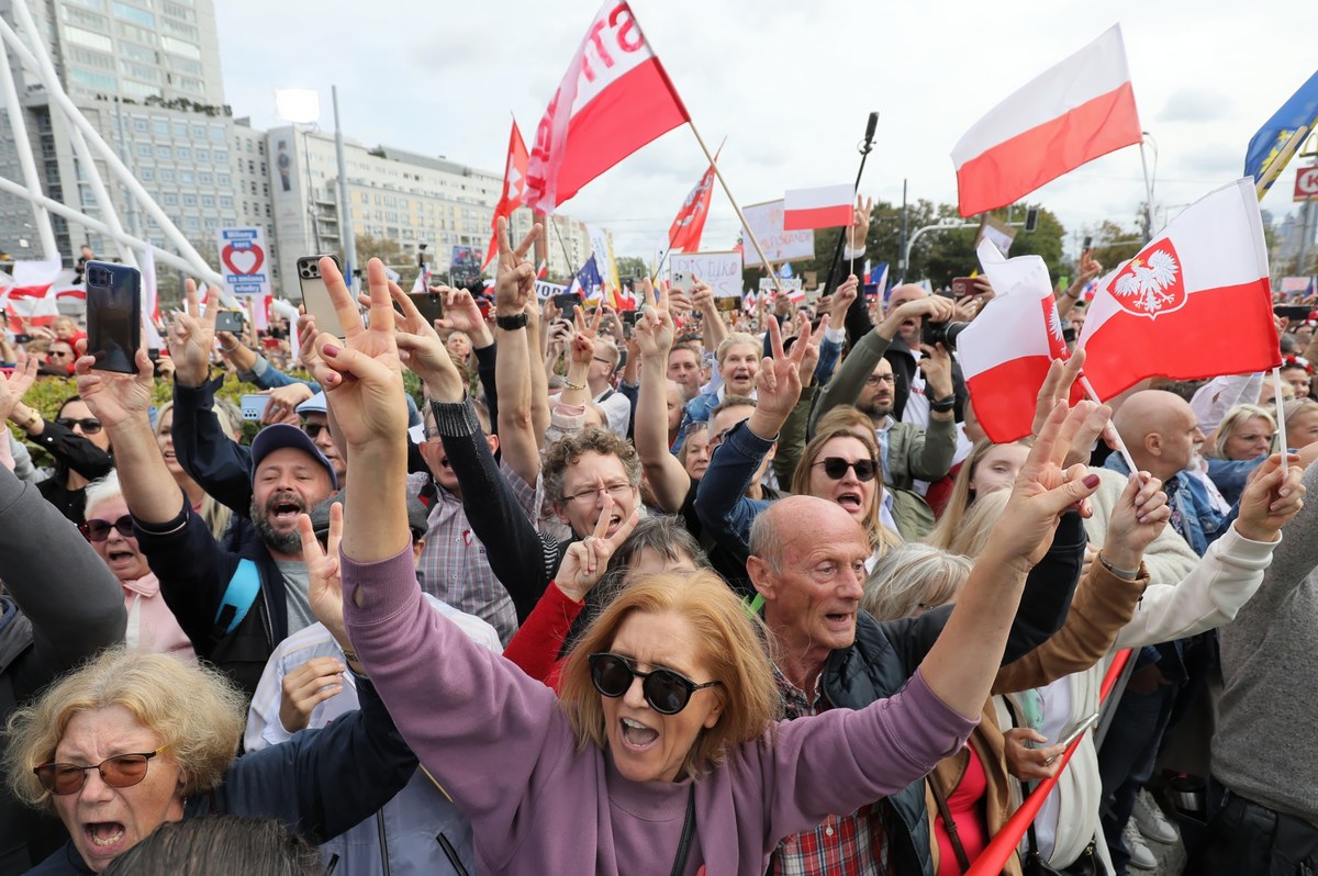 "Sebastian M. zostanie zatrzymany. Wtedy, kiedy to się stanie, niezwłocznie go przejmiemy. Ponieważ był w tej procedurze ekstradycji w trybie wolnościowym, to muszą go teraz zatrzymać. Tego nie mogą wykonać polskie organy ścigania, tylko służby Emiratów" - powiedział w Popołudniowej rozmowie w RMF FM Czesław Mroczek, wiceszef MSWiA. W ten sposób odniósł się do sprawy mężczyzny podejrzanego o spowodowanie wypadku na autostradzie A1 w Łódzkiem, w którym zginęła trzyosobowa rodzina. Mówił też o zabezpieczeniu niedzielnych marszów w Warszawie.