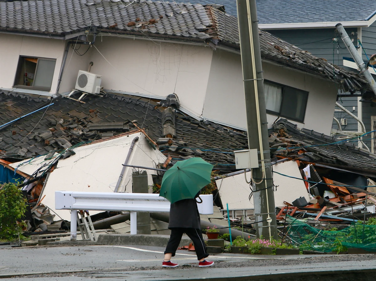 Część turystów, którzy latem chcieli odwiedzić Japonię, rezygnuje ze swoich planów. Wszystko przez przepowiednię, która znalazła się w pewnej mandze. Jej autorka już wcześniej miała przewidzieć katastrofę naturalną. Zaniepokojenie podsycają też proroctwa wróżbitów i treści w mediach społecznościowych. 