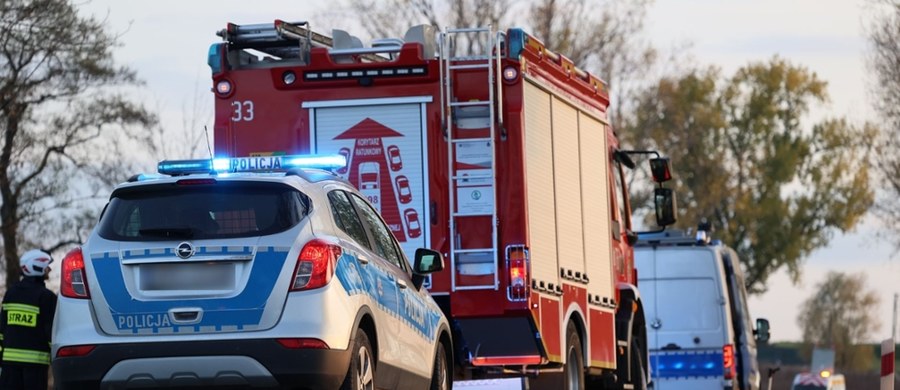 Cztery osoby zostały ranne w wyniku zderzenia samochodu osobowego z ciężarówką na drodze krajowej nr 12 na Mazowszu. Trasa jest zablokowana, wyznaczono objazdy.