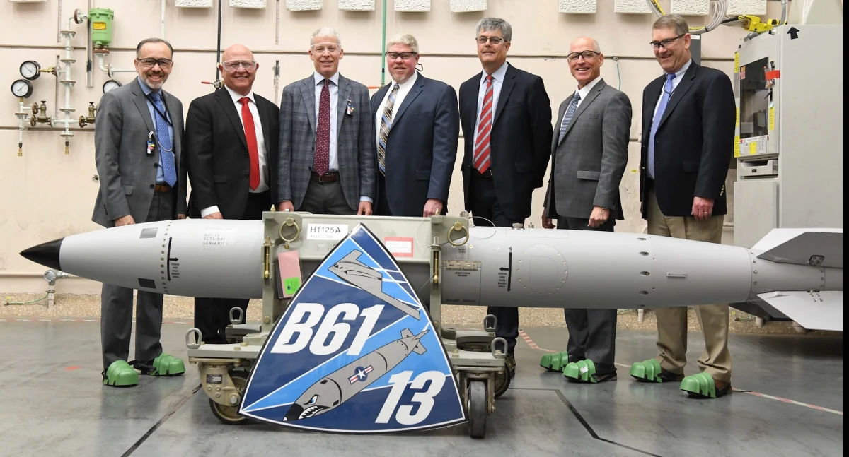 Amerykanie mają nową bombę atomową. Sekretarz energii Stanów Zjednoczonych Chris Wright poinformował, że Narodowa Administracja Bezpieczeństwa Jądrowego zakończyła produkcję pierwszej bomby kierowanej z głowicą termojądrową B61-13 o sile rażenia około 360 kiloton.