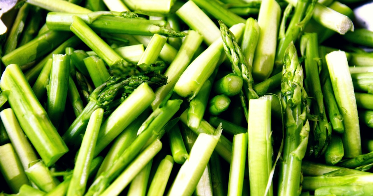 Sprytne sposoby na końcówki od szparagów. Zamiast do kosza, wrzuć do garnka