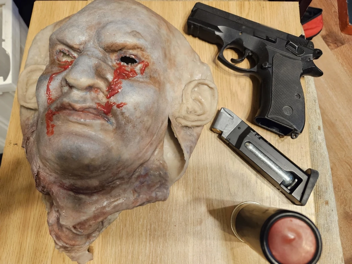 Policjanci z Woli, wspierani przez stołecznych kontrterrorystów, zatrzymali 40-letniego mężczyznę podejrzanego o brutalny napad na dom jednorodzinny. Sprawca groził bronią, oddał strzał i uciekł, ukrywając się w specjalnie przygotowanej kryjówce.