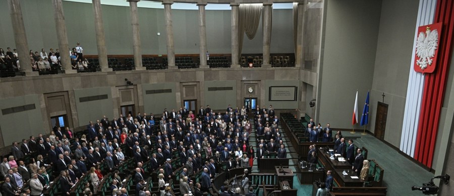 Sejm zdecydował w środę o przedłużeniu czasowego ograniczenia prawa do złożenia wniosku o udzielenie ochrony międzynarodowej na granicy z Białorusią. Za przyjęciem wniosku opowiedziało się 366 posłów, przeciw było 17. Nikt nie wstrzymał się od głosu.