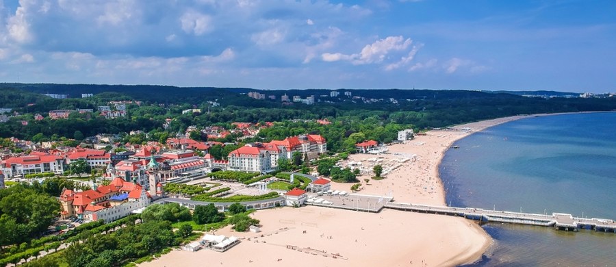 W Sopocie trwają przygotowania do nadchodzącego sezonu kąpielowego. Pierwsze stanowisko ratownicze ruszy 14 czerwca, a sezon potrwa do 14 września - mówi RMF FM Tomasz Ostrowski, ratownik z Wodnego Ochotniczego Pogotowia Ratunkowego w Sopocie. W sumie na terenie miasta będzie działać siedem kąpielisk - od 1 lipca do 31 sierpnia.  "Okres przygotowań już jest w pełni" - zapewnia ratownik.